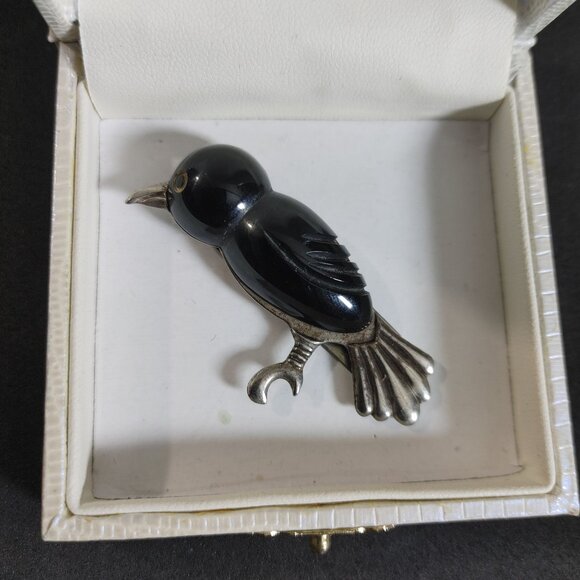 Black Bakelite Bird Crow Fur Clip Carved  Accents Vintage Silver Tone Metal Smal - Picture 8 of 9